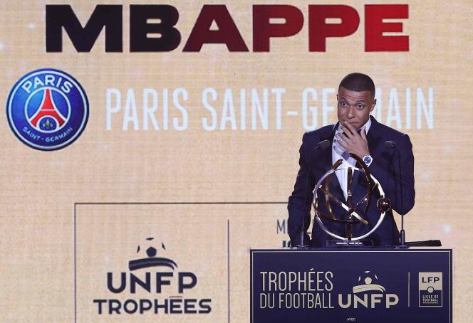 Kylian Mbappé a été sacré meilleur joueur de la saison de Ligue 1 lors des Trophées UNFP au Pavillon d’Armenonville à Paris, le 13 mai 2024.