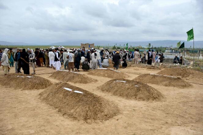 Enterrement de victimes ayant perdu la vie lors des inondations, dans un village du district de Baghlan-e-Markazi, dans la province de Baghlan, le 11 mai 2024.