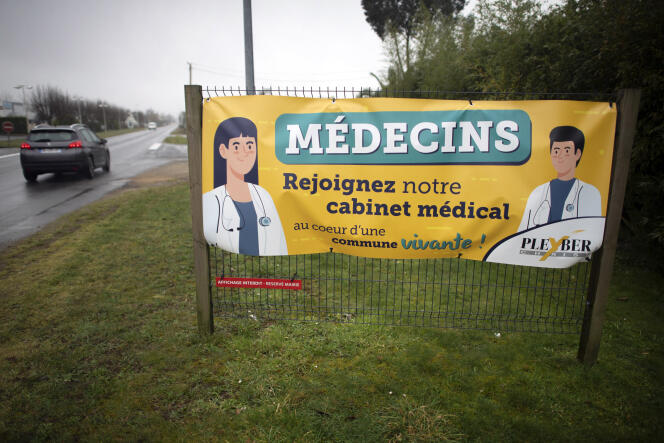 Un panneau d’affichage pour des postes de médecins locaux à Pleyber-Christ (Finistère), le 16 février 2023.
