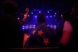 Un spectateur porte un drapeau européen lors du concours de l’Eurovision 2018 à Lisbonne, le 10 mai 2018.