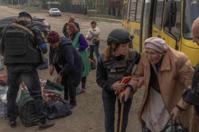 Des Ukrainiens évacués des zones de combat, dans la région de Kharkiv, 12 mai 2024.