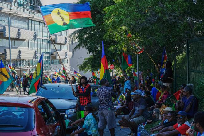 Manifestants lors d'un rassemblement organisé par la Coordination des actions locales (CCAT) devant le palais de justice de Nouméa le 13 mai 2024.
