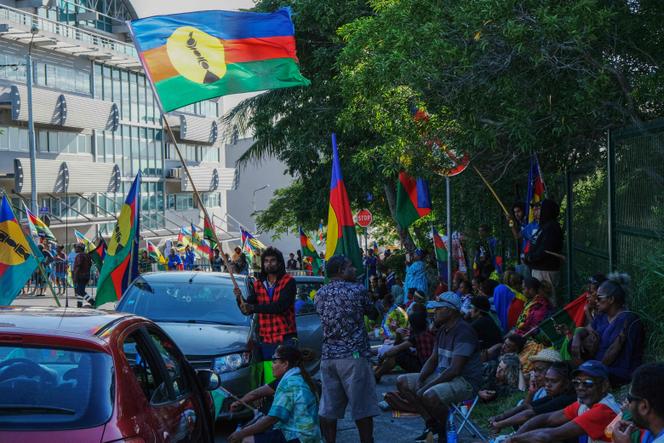 Des manifestants lors d’un rassemblement organisé par la cellule de coordination des actions de terrain (CCAT) devant le palais de justice de Nouméa, le 13 mai 2024.