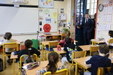 Emmanuel Macron lors d’une visite dans une école primaire, à Paris, le 5 avril 2024.