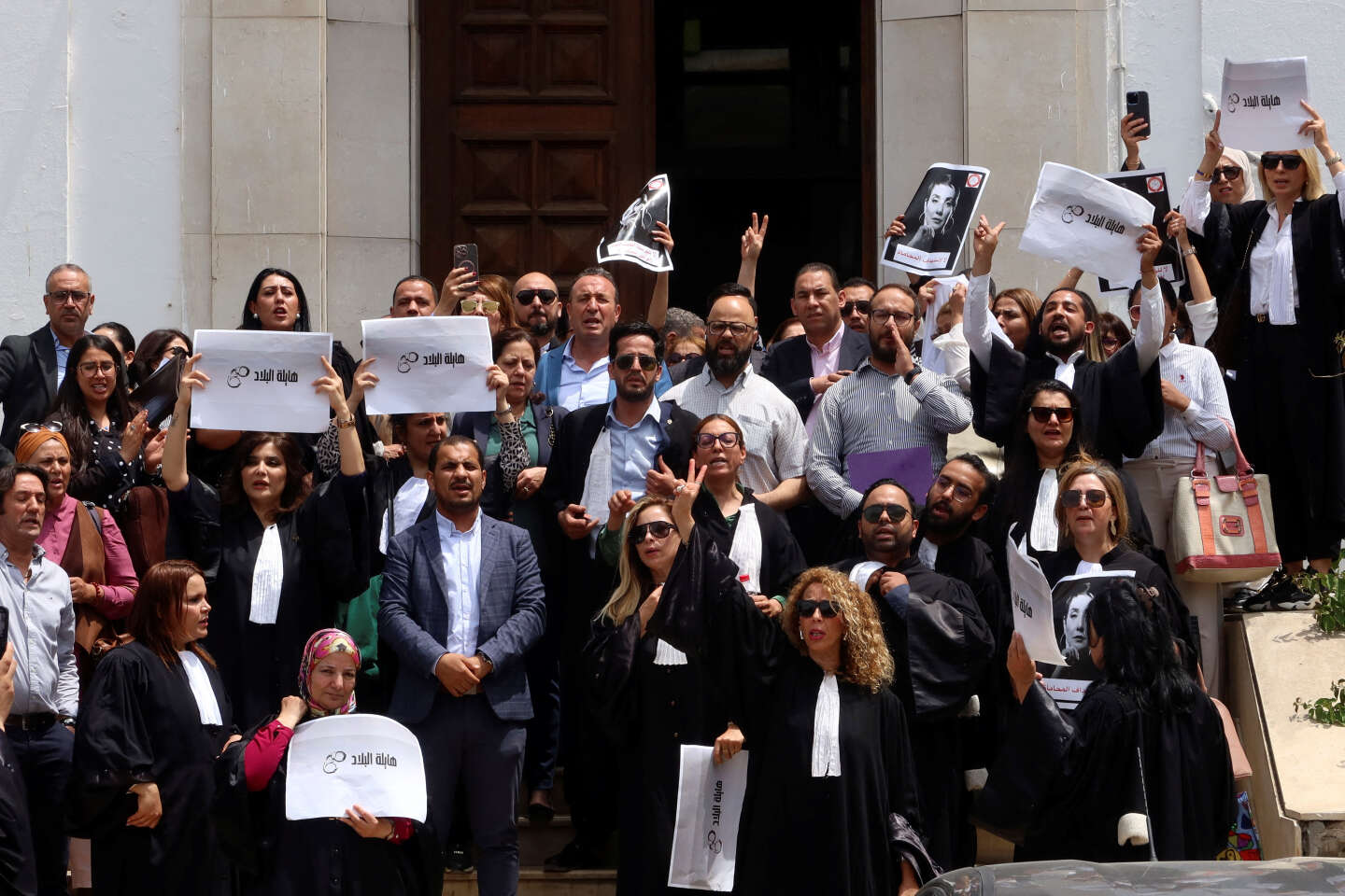 In Tunesië gingen advocaten staken uit protest tegen de gewelddadige arrestatie van hun collega Sonia Dahmani