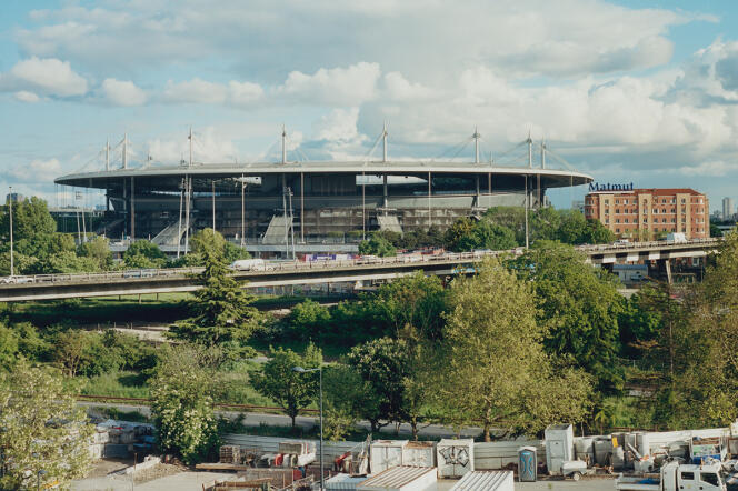 Le Stade de France, entre la bretelle d’autoroute et, au fond, la résidence du Gai Logis, à Saint-Denis, le 3 mai 2024.