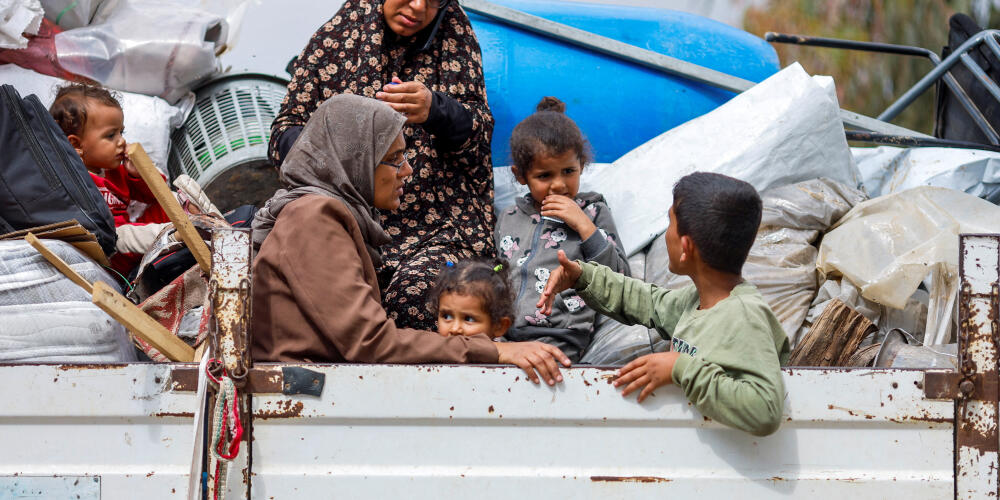 Des Palestiniens montent à bord d’un véhicule pour fuir Rafah, dans le sud de la bande de Gaza, le 13 mai 2024. 