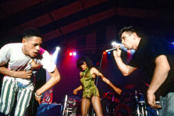 JoeyStarr en concert au côté de son acolyte, Kool Shen, sur la scène du festival Banlieues bleues, le 9 mars 1991.