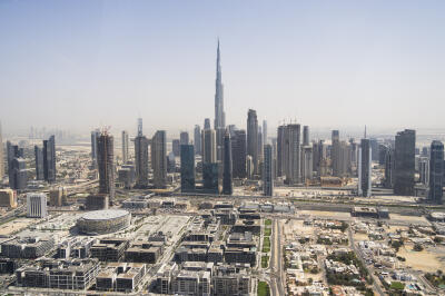 Au loin, la Burj Khalifa, plus haute tour au monde. A Dubaï, aux Emirats arabes unis, en mars 2022.