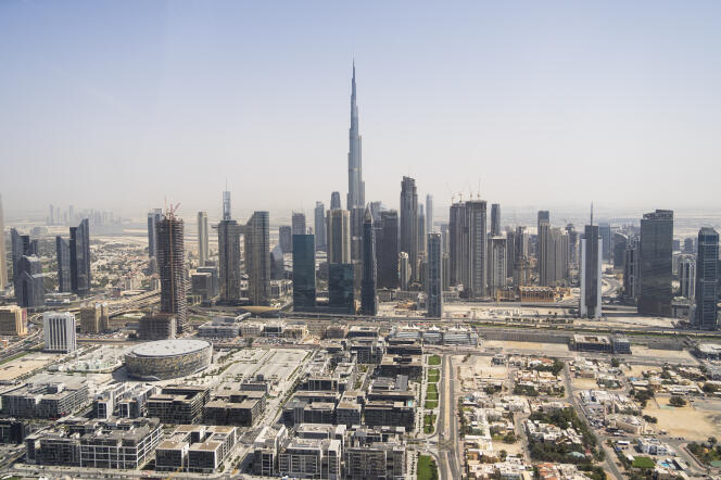 Au loin, la Burj Khalifa, plus haute tour au monde, à Dubaï, aux Emirats arabes unis, en mars 2022.