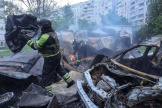 Des pompiers sur le site d’une frappe aérienne russe, à Kharkiv, en Ukraine, le 14 mai 2024.