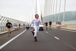 L’athlète algéro-grec Taïg Khris porte la flamme olympique en rollers sur le viaduc de Millau (Aveyron), le 13 mai 2024.