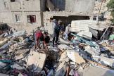 Des Palestiniens cherchent des survivants dans les décombres d’une maison détruite par un tir israélien, mardi 14 mai 2024.