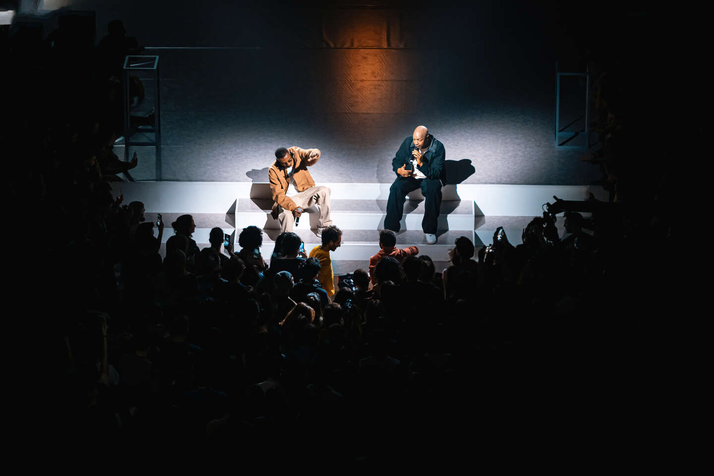 Regarder la vidéo « Bâtiment B » sur France 2, Oxmo Puccino convie ses amis à la Philharmonie de Paris