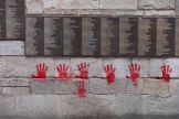 Le Mur des Justes, à l’extérieur du Mémorial de la Shoah, à Paris, où ont été taguées des mains rouges, le 14 mai 2024.