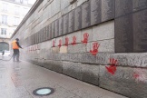 Des « mains rouges » graffées sur le Mur des Justes, situé à l’extérieur du Mémorial de la Shoah à Paris, le 14 mai 2024.