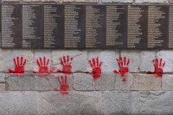 Les mains rouges peintes sur le Mur des Justes du Mémorial de la Shoah, à Paris, le 14 mai 2024.