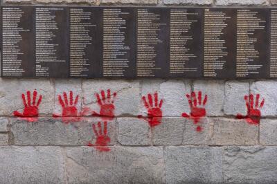 Les mains rouges peintes sur le Mur des Justes du Mémorial de la Shoah, à Paris, le 14 mai 2024.