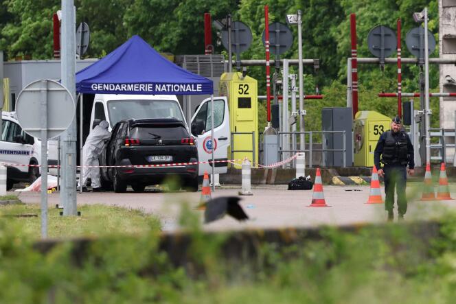 Travaux médico-légaux sur le site d'une attaque à la voiture bélier en fin de matinée sur une route à péage à Incarville, dans l'Eure, dans le nord de la France, le 14 mai 2024.