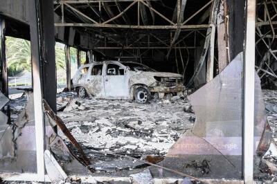 Les locaux incendiés d’un concessionnaire automobile, à Nouméa, le 14 mai 2024.
