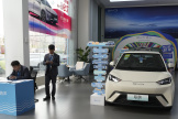 Une salle d’exposition, à Pékin, du constructeur automobile chinois BYD, le 10 avril 2024. 