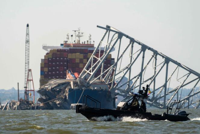 Les débris du pont Francis-Scott-Key à Baltimore (États-Unis) dans lequel était encore embarqué le porte-conteneurs « Dali », le 13 mai 2024.