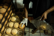 Dans une boulangerie de Tripoli, en Libye, en 2020.