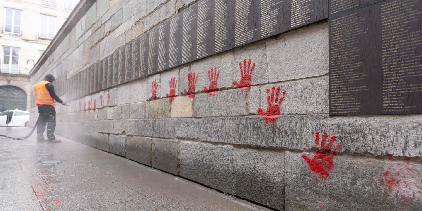 Des mains rouges graffées sur le Mémorial de la Shoah et plusieurs ...