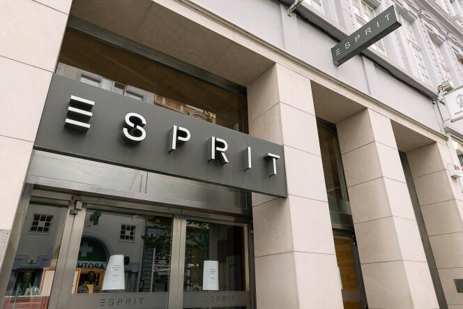 Une boutique Esprit fermée suite à la faillite de la succursale belge de la chaîne de vêtements, à Gand, le 9 avril 2024.