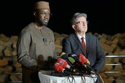 Le premier ministre sénégalais Ousmane Sonko et Jean-Luc Mélenchon lors de leur conférence de presse dans un hôtel de Dakar, le 15 mai 2024.