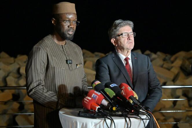 El primer ministro senegalés, Ousmane Sonko, y Jean-Luc Mélenchon durante su conferencia de prensa en un hotel de Dakar, el 15 de mayo de 2024.