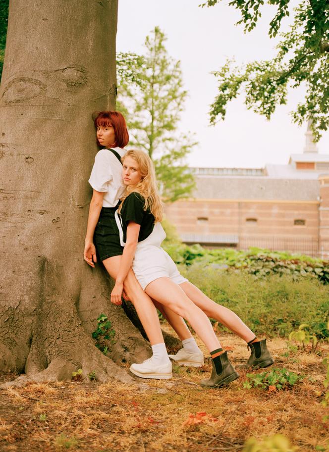 « Pillar » (« pilier »), photo extraite de la série « Ode. An exploration of the dynamics of female friendship » (« ode, une exploration de la dynamique de l’amitié féminine »), de Melissa Schriek, réalisée entre 2019 et 2022.