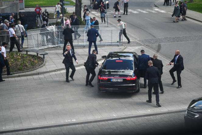 Des agents de sécurité font entrer le premier ministre slovaque Robert Fico dans une voiture après des coups de feu, à Handlova, Slovaquie, le 15 mai 2024.