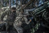 Gunners prepare to fire in Donbas on May 4