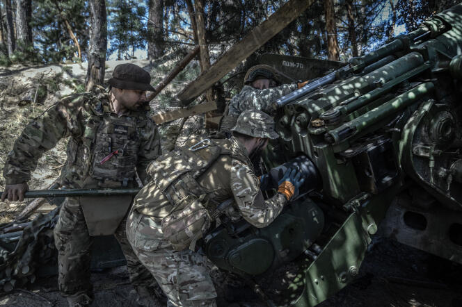 Gunners prepare to fire in Donbas on May 4