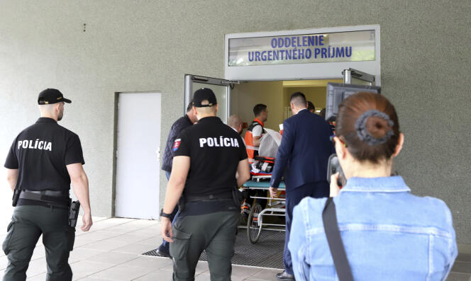 Le Premier ministre slovaque Robert Fico à son arrivée aux urgences de l'hôpital de Banska Bystrica (Slovaquie), le 15 mai 2024. 