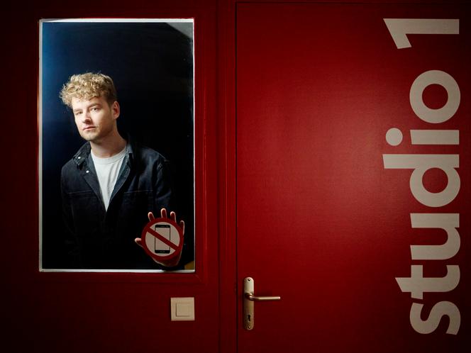 Gaspard G dans les locaux de l’agence Intello, à Paris, le 24 avril 2024.