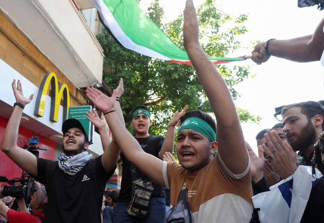 Des manifestants scandent des slogans devant un restaurant McDonald’s lors d’une marche en soutien aux Palestiniens à Gaza et pour marquer le 76e anniversaire de la Nakba, à Beyrouth, au Liban, le 15 mai 2024.
