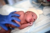 Un nouveau-né allongé sur un lit après sa naissance à la maternité d’un hôpital de Paris, le 29 juin 2022.