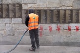 Le Mur des Justes couvert de graffitis de mains rouges devant le mémorial de la Shoah à Paris, le 14 mai 2024.