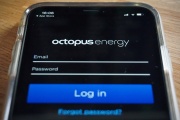 L’application Octopus Energy sur un smartphone, à Londres, le 19 août 2020.
