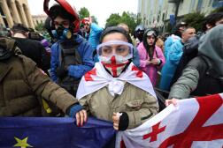 Des manifestants géorgiens se rassemblent contre le projet de loi controversé sur l’« influence étrangère », à Tbilissi, le 14 mai 2024.
