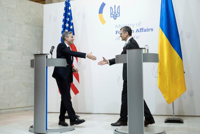 El secretario de Estado estadounidense, Antony Blinken, y el ministro de Asuntos Exteriores de Ucrania, Dmytro Kuleba, en Kiev el 15 de mayo de 2024.