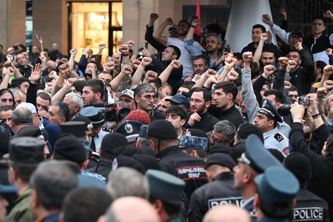 Gli armeni manifestano contro il trasferimento del territorio al vicino Azerbaigian, a Yerevan, il 15 maggio 2024.