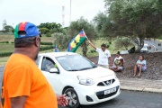 Un manifestant brandit un drapeau du Front de libération nationale kanak socialiste, à Nouméa, le 15 mai 2024.