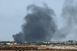 Un panache de fumée provenant d’une explosion s’élève dans la bande de Gaza, vue depuis la frontière sud d’Israël, le 15 mai 2024.