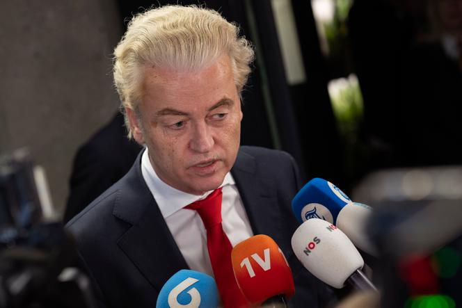 Geert Wilders, leider van de Partij voor de Vrijheid, spreekt verslaggevers toe in Den Haag op 24 november 2023.  Zijn extreemrechtse partij kwam twee dagen geleden als beste uit de bus bij de parlementsverkiezingen in Nederland.