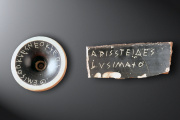 Ostraca (sentences de bannissement), céramiques du  Vᵉ siècle av. J.-C. provenant de l’Agora d’Athènes.