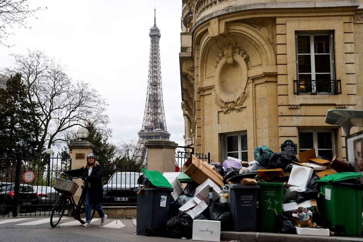 Regarder la vidéo JO 2024 : la Mairie annonce la levée du préavis de grève des éboueurs parisiens