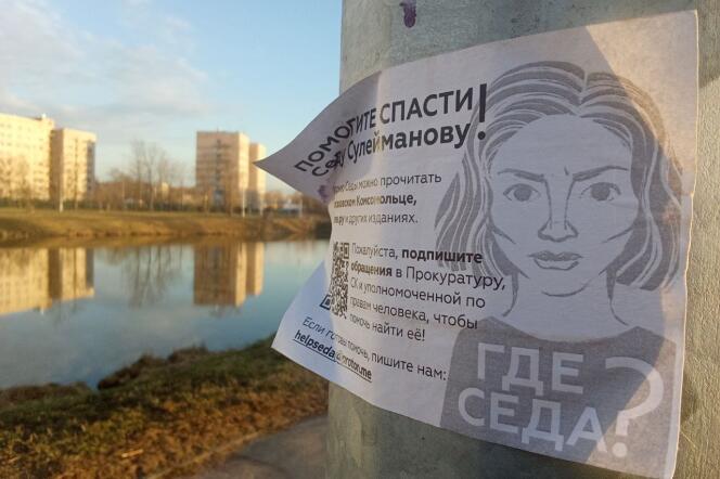 A Saint-Pétersbourg (Russie), une affichette montrant le visage de Seda Souleïmanova, enlevée dans cette ville en août 2023.